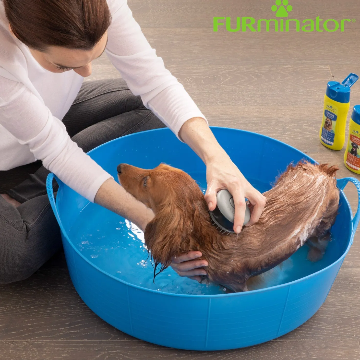 Brosse de bain avec réservoir pour shampoing chien, chat